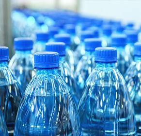 Processo di filtrazione dell'acqua minerale in bottiglia